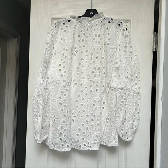 $10 Deals 🤝🔖 Shein white Eyelet embroidery half button blouse size small - Picture 4 of 4